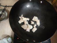 家常菜咸肉炒蒜苗做法图解4)