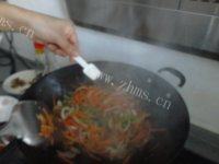 红萝卜炒肉做法图解9)