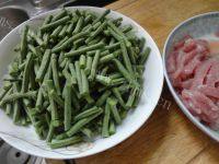 #美食记#豇豆炒肉做法图解1)