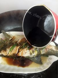 热腾腾的清蒸鲈鱼做法图解5)