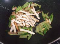 家常芹菜香干炒肉做法图解8)