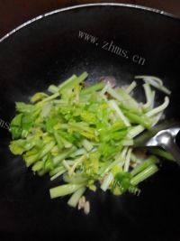西芹炒鸡杂做法图解6)
