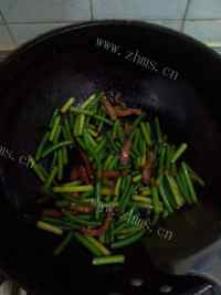家常菜蒜苗炒肉丝做法图解7)