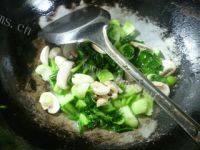 家常菜蘑菇炒青菜做法图解8)