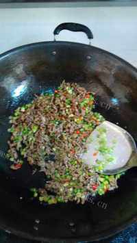 营养丰富的蒜苔炒牛肉做法图解10)