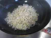 常吃不腻的韭菜炒豆芽做法图解3)