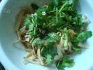 家常菜香菜拌豆腐皮做法图解5)