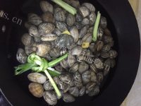 健康的水煮花蛤做法图解3)