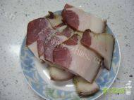 家常菜腊肉炒芹菜做法图解3)