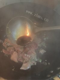 诱人的蘑菇炒肉做法图解5)