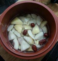 味道不错的雪梨百合瘦肉汤做法图解6)