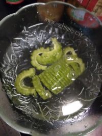 滋补的苦瓜炒蛋做法图解3)