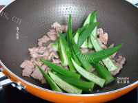 家常的蒜蓉秋葵炒肉做法图解6)