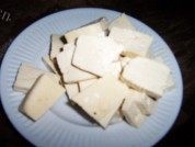 家常菜腊肠炒豆腐做法图解2)