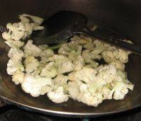 家常菜番茄炒花菜做法图解4)