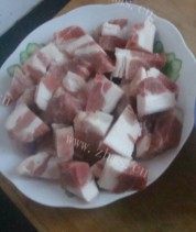 五花肉炖鸡蛋做法图解2)