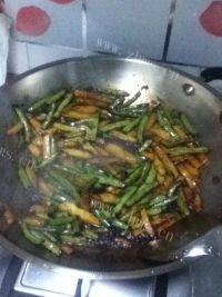 美味的刀豆炒土豆做法图解6)