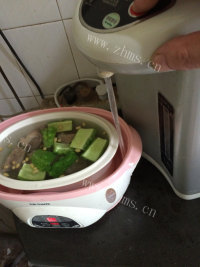 美味的苦瓜黄豆排骨汤做法图解6)