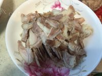 美味的三色辣椒炒猪脆骨做法图解2)