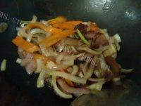 家常菜洋葱炒腊肉做法图解6)