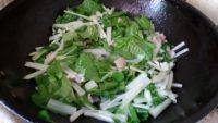 家常菜小白菜炒肉做法图解6)