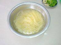 酥脆青椒炒土豆丝做法图解2)