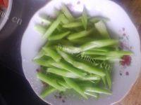 自制肉炒芹菜做法图解4)