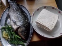 美味的鲫鱼豆腐汤做法图解1)
