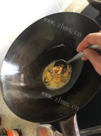 特色鱿鱼须炒洋葱做法图解2)