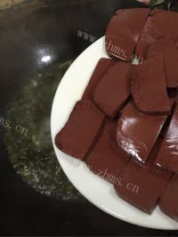 过瘾的酸菜烩猪血做法图解7)