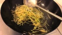 家常酸辣土豆丝卷饼做法图解12)
