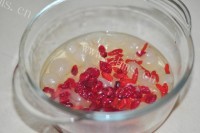 美味的桂圆蔓越莓甜心奶露做法图解3)