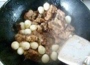美味的腐乳排骨鹌鹑蛋做法图解4)