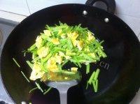 软嫩的芹菜炒鸡蛋做法图解8)