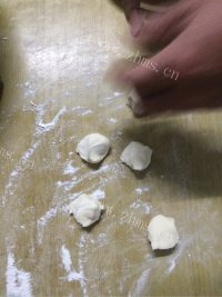 自制猪肉芹菜馅饺子做法图解6)