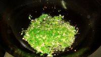 在家做的皮蛋豆腐做法图解4)