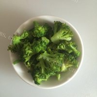 家常菜木耳炒西兰花做法图解5)