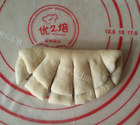 美味的炼乳紫薯扇子面包做法图解10)