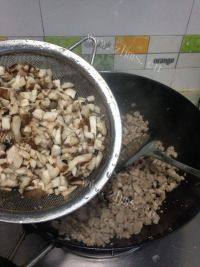 家常菜香菇肉末做法图解3)