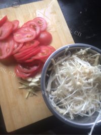 美味的金针菇番茄汤做法图解1)