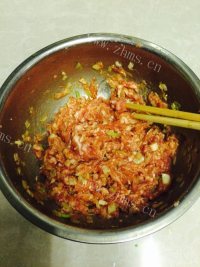 自制猪肉芹菜水饺做法图解10)