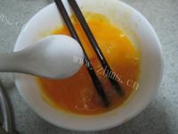 美味的香椿摊鸡蛋做法图解4)