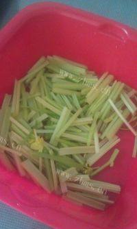 家常菜杏鲍菇炒芹菜做法图解2)