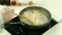 家常菜酸辣绿豆芽做法图解2)