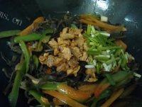 家常菜木耳炒肉片做法图解7)