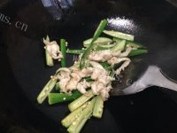 家常菜秋葵炒鸡肉做法图解8)