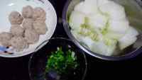 美味的冬瓜肉丸汤做法图解3)
