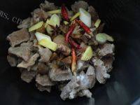 口感好的土豆炖牛肉做法图解4)