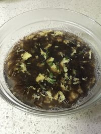 诱人的紫菜蛋花汤做法图解4)