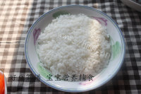 美味的彩蔬鲜虾蛋蒸饭做法图解3)